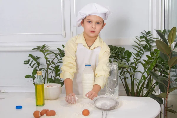 Petit Garçon Mignon Habillé Comme Cuisinier Cuisine Enfant Verse Lait — Photo