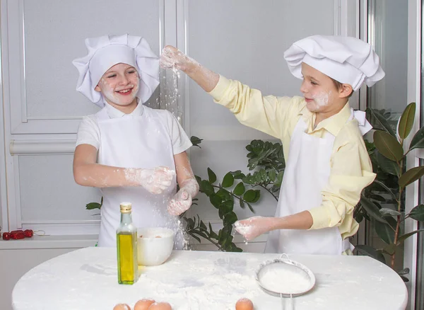 Dwóch Uroczych Europejskich Chłopców Przebranych Kucharzy Ugniata Mąkę Mleko Jajka — Zdjęcie stockowe