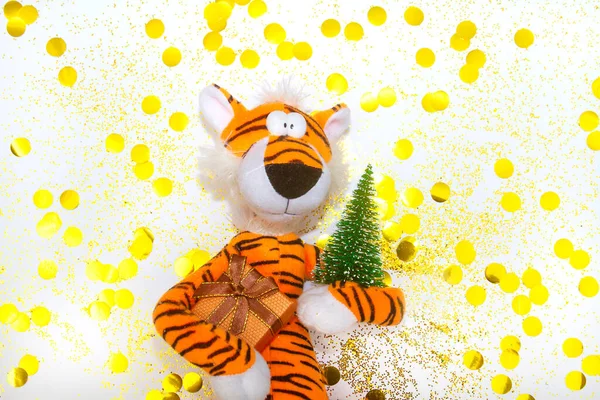 虎の年 2022年 柔らかいおもちゃの虎 東部のカレンダーによると 新年の概念 — ストック写真