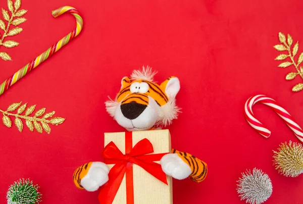 Ano Tigre 2022 Tigre Brinquedo Segurando Presente Com Arco Vermelho — Fotografia de Stock