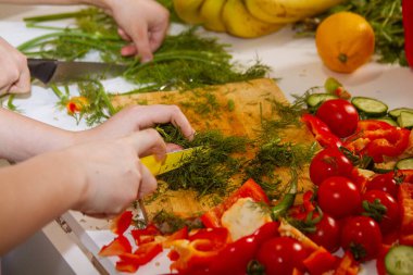 Aşçı gibi giyinmiş iki yakışıklı çocuk, mutfakta oynuyorlar.