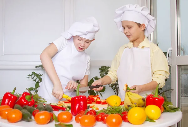 Två Söta Europeiska Pojkar Klädda Som Kock Barn Leker Köket — Stockfoto