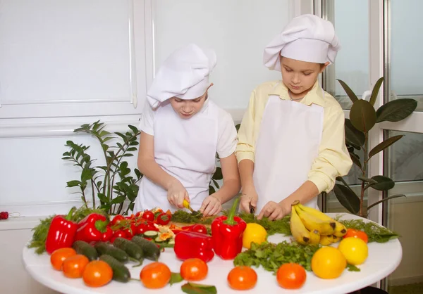 Dois Meninos Europeus Bonitos Vestidos Como Cozinheiro Crianças Estão Brincando — Fotografia de Stock