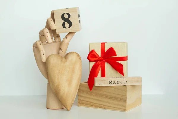 木製のハンドモデル 数字と大きな心と木製の机のカレンダー 日付8 女性の母親のリム — ストック写真
