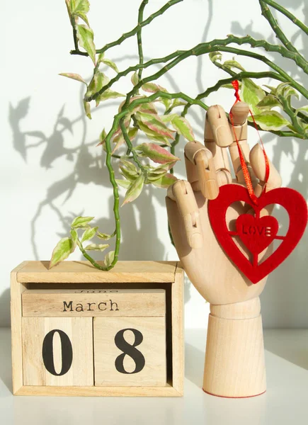 木製のハンドモデル 数字と大きな心と木製の机のカレンダー 日付8 女性の母の日 — ストック写真