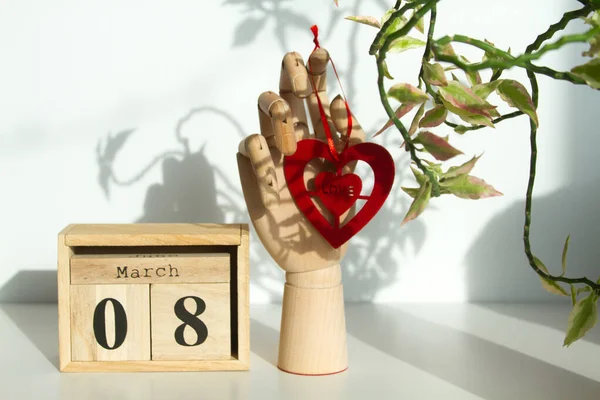木製のハンドモデル 数字と大きな心と木製の机のカレンダー 日付8 女性の母の日 — ストック写真