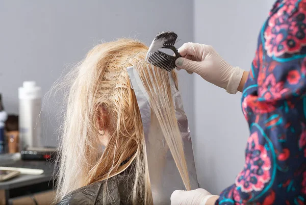 Coloração Cabelo Tom Leve Uma Jovem Mulher Europeia Pinta Seu — Fotografia de Stock