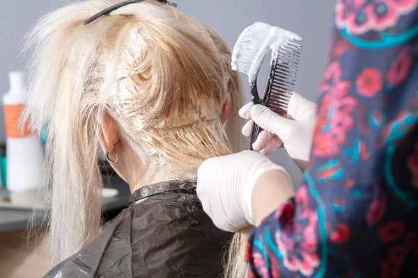 Coloración Del Cabello Tono Claro Una Joven Europea Tiñe Pelo — Foto de Stock