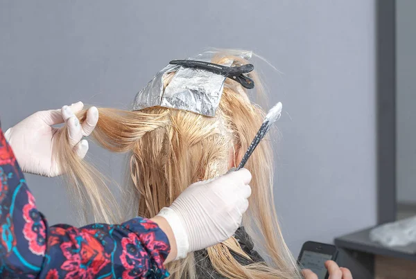 一位年轻的欧洲女人用浅色的头发染发 她的头发在理发店 理发店 美容院里 — 图库照片