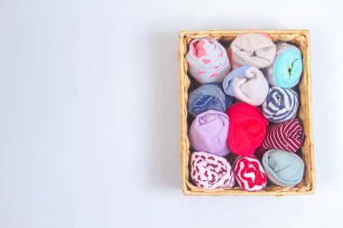 Bir sürü çorabı olan bir arka plan. Ulusal Çorap Günü ya da Çorap Günü arkaplan tasarımı öğesi. Kadınlar ve çocuklar için parlak renkli çoraplar.