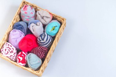 Bir sürü çorabı olan bir arka plan. Ulusal Çorap Günü ya da Çorap Günü arkaplan tasarımı öğesi. Kadınlar ve çocuklar için parlak renkli çoraplar.