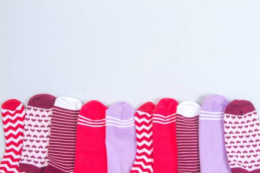 Bir sürü çorabı olan bir arka plan. Ulusal Çorap Günü ya da Çorap Günü arkaplan tasarımı öğesi. Kadınlar ve çocuklar için parlak renkli çoraplar.