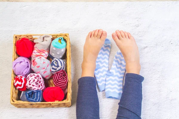 Anak Telanjang Kaki Dan Keranjang Besar Digulung Kaus Kaki — Stok Foto