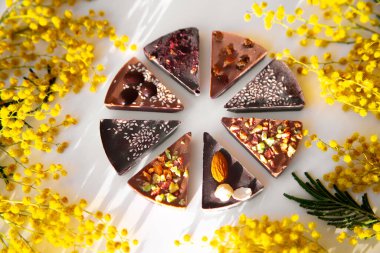 Hafif arka planda Mimosa ve çikolatalı pizza.