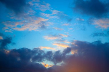 Gün batımında güzel mavi gökyüzü, gri bulutlar ve bulutlar.