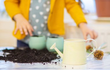 Çocuklar saksılara ekin eker, çocukların elleri toprağa..