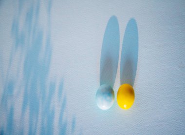 Kağıt kaplı Paskalya yumurtaları parlak arka plan, geometri, şenlik arka plan, Mutlu Paskalyalar.