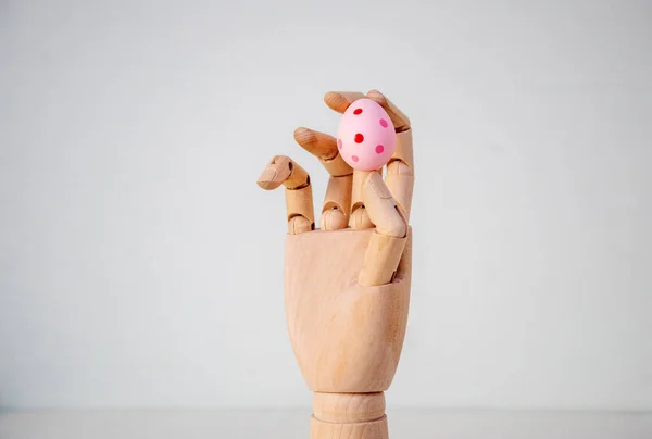 Ροζ Πασχαλινό Αυγό Ξύλινο Μοντέλο Χειρός Ευτυχισμένο Πάσχα Έννοια — Φωτογραφία Αρχείου