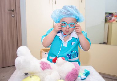 Down sendromlu çocuk, doktor kostümü giymiş genetik engelli bir çocuğun portresi, özel çocuklar, genetik anormallikler..