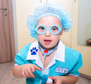 Down sendromlu çocuk, doktor kostümü giymiş genetik engelli bir çocuğun portresi, özel çocuklar, genetik anormallikler..