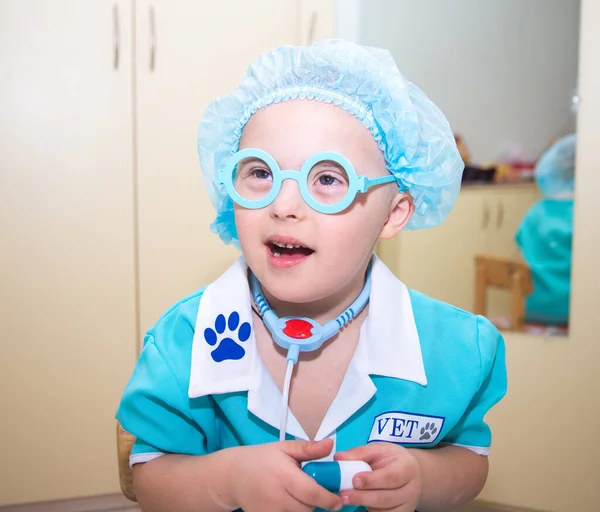 Pojke Med Downs Syndrom Porträtt Ett Genetiskt Sjukt Handikappat Barn — Stockfoto