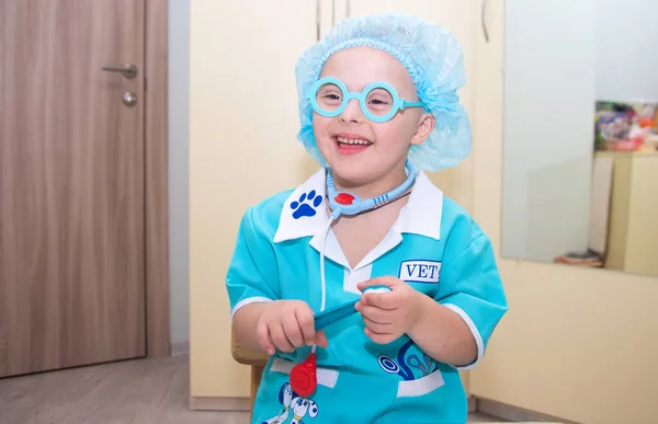 Garçon Trisomique Joue Rôle Médecin Enfant Costume Médecin Enfants Handicapés — Photo