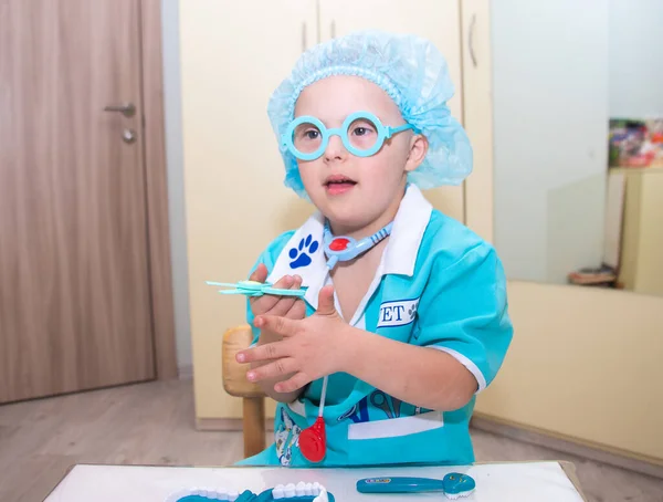 Down sendromlu bir çocuk doktor, doktor kostümü giymiş bir çocuk, engelli çocuklar..