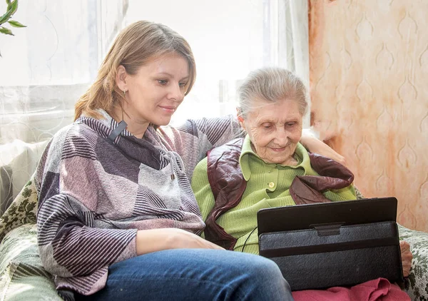 Granny Communicates Online Tablet Online Granddaughter Home Coronavirus Quarantine Chatting — Stock Photo, Image