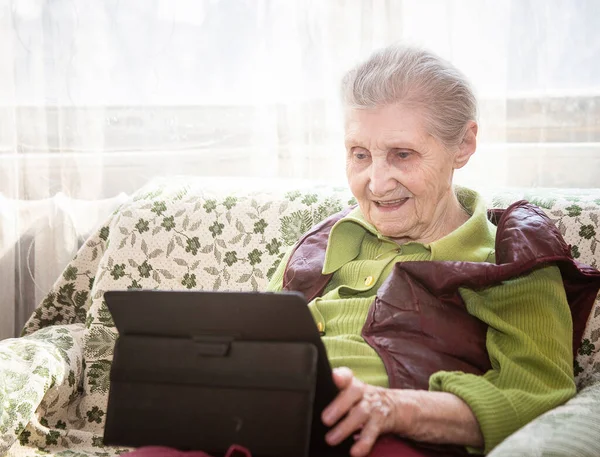 Granny Communicates Online Tablet Online People Home Coronavirus Quarantine Chatting — Stock Photo, Image