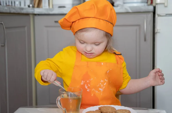 Ребенок Синдромом Дауна Приготовления Пищи Портрет Девочки Инвалида — стоковое фото
