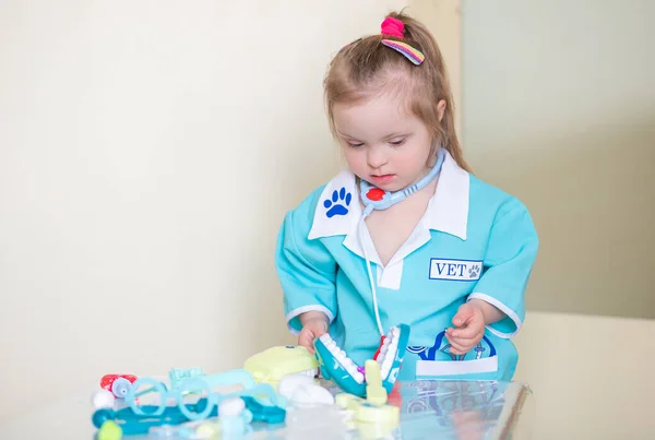 Syndroom Van Bij Een Klein Meisje Een Kind Een Dokterspak — Stockfoto