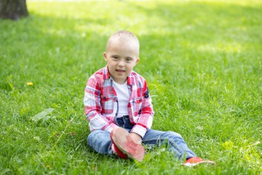 Down sendromlu bir çocuğun portresi, engelli bir çocuk, genetik kromozom hastalığı olan bir çocuk..