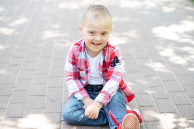 Down sendromlu bir çocuğun portresi, engelli bir çocuk, genetik kromozom hastalığı olan bir çocuk..