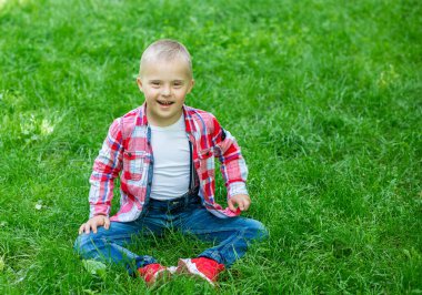 Down sendromlu bir çocuğun portresi, engelli bir çocuk, genetik kromozom hastalığı olan bir çocuk..