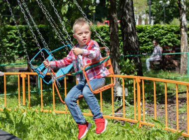 Down sendromlu bir çocuk oyun alanında oynuyor. Engelli bir çocuk, fazladan kromozomu olan bir çocuk..
