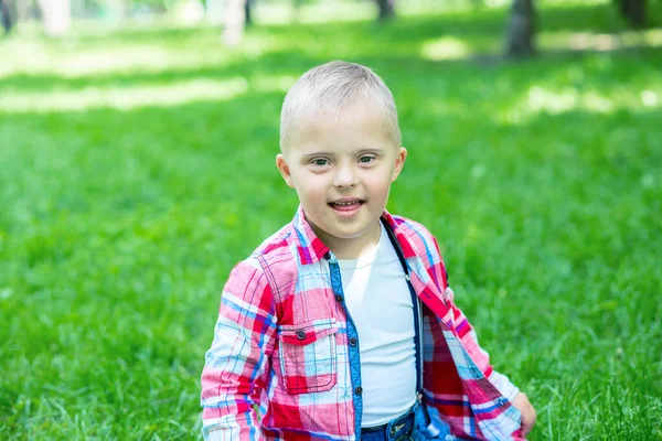 Portret Van Een Jongen Met Het Syndroom Van Gehandicapt Kind — Stockfoto