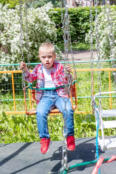 Menino Com Síndrome Joga Playground Uma Criança Deficiente Criança Com — Fotografia de Stock