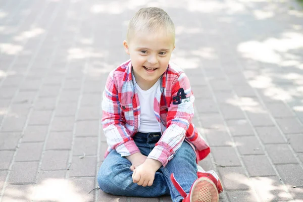 Retrato Niño Con Síndrome Niño Discapacitado Niño Con Una Enfermedad — Foto de Stock