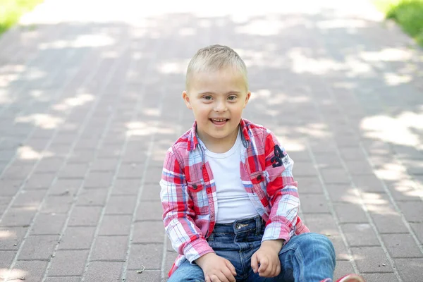Portret Chłopca Zespołem Downa Niepełnosprawne Dziecko Dziecko Genetyczną Chorobą Chromosomową — Zdjęcie stockowe
