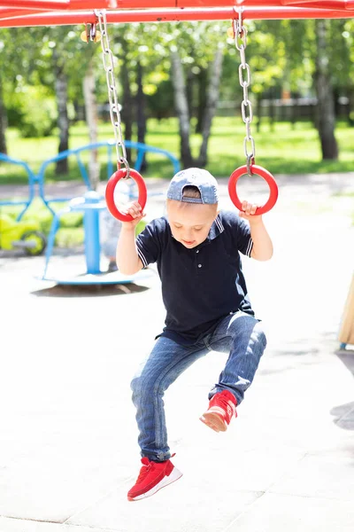 Niño Con Síndrome Juega Patio Recreo Niño Con Discapacidad Niño — Foto de Stock