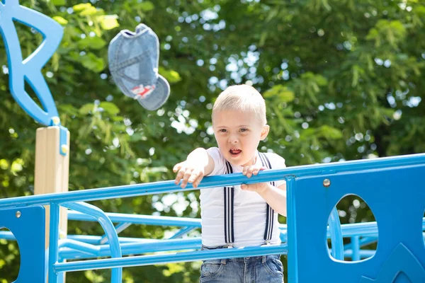 Menino Com Síndrome Joga Playground Uma Criança Deficiente Criança Com — Fotografia de Stock