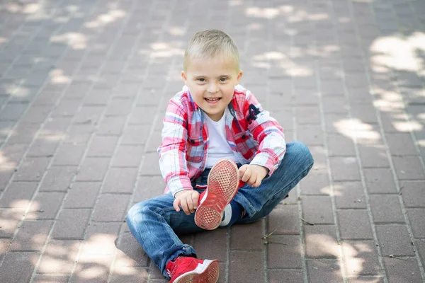 ダウン症の少年 障害児 遺伝性染色体疾患の子供の肖像 — ストック写真