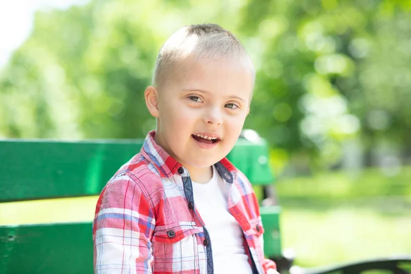 Πορτρέτο Ενός Αγοριού Σύνδρομο Ανάπηρο Παιδί Ένα Παιδί Γενετική Χρωμοσωμική — Φωτογραφία Αρχείου