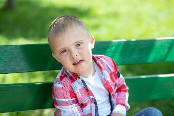 Ritratto Ragazzo Con Sindrome Bambino Disabile Bambino Con Una Malattia — Foto Stock