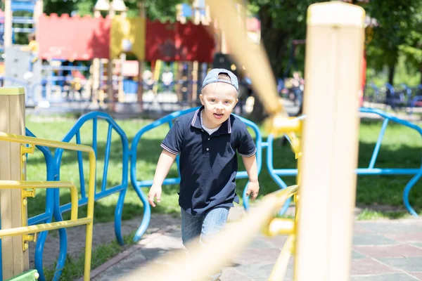 Menino Com Síndrome Joga Playground Uma Criança Deficiente Criança Com — Fotografia de Stock