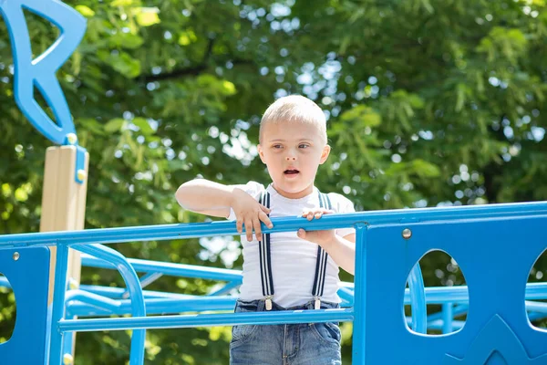 Menino Com Síndrome Joga Playground Uma Criança Deficiente Criança Com — Fotografia de Stock