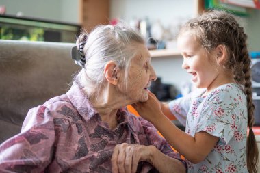 Torun, büyükannesi, çocuğu ve yaşlı kadınla iletişim kuruyor. Gülüşmeler, aile kulakları, sevgi ve ilgi, yaşlılık ve gençlik..