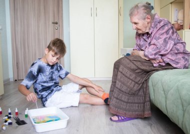 Çocuk suya resim çiziyor, Ebru tekniği, kağıda çizim, çocuk yaratıcılıkla meşgul, genç kız soyut bir resim çiziyor..