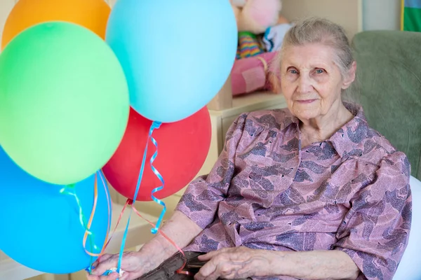 Portret Starszej Kobiety Babcia Balonami Urodzinach Lat Wakacje Ujęcie Bliska — Zdjęcie stockowe