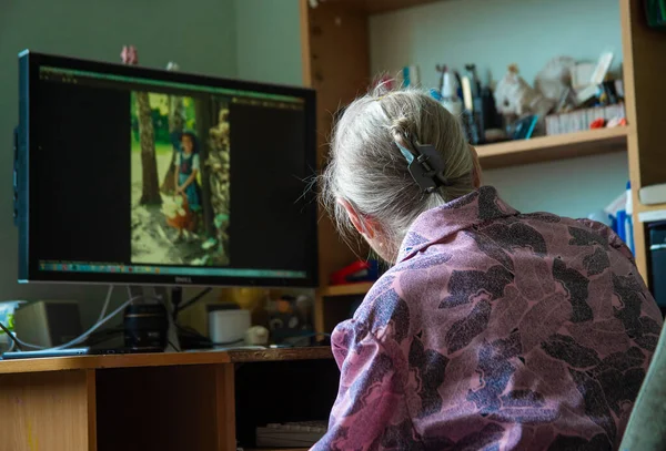 Eine Großmutter Sitzt Computertisch Alte Menschen Chatten Während Der Coronavirus — Stockfoto